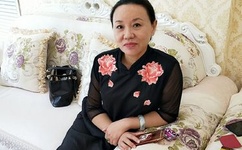 一边下奶一吃敷面膜视频60分钟